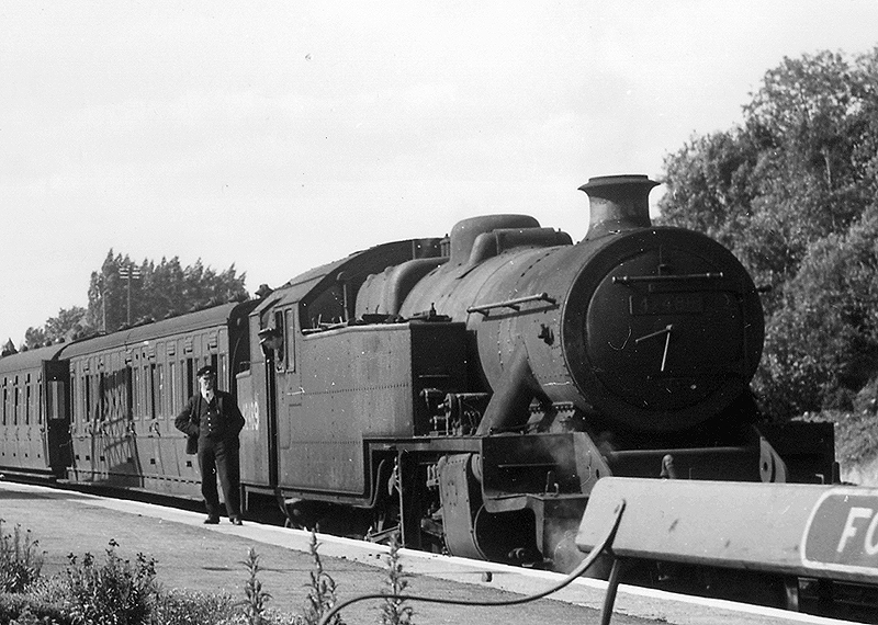 Close up showing ex-LMS Fairburn 2-6-4T No 42262 at platform 3 before it departs for Birmingham New Street