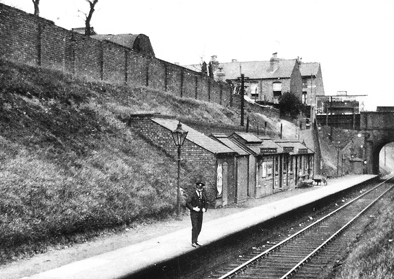 View of the station's second single line platform and the inclined pathway up to Icknield Port Road
