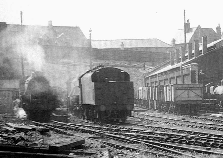 Close up showing the extra sidings laid down to provide additional stabling facilities between the water softener and the shed