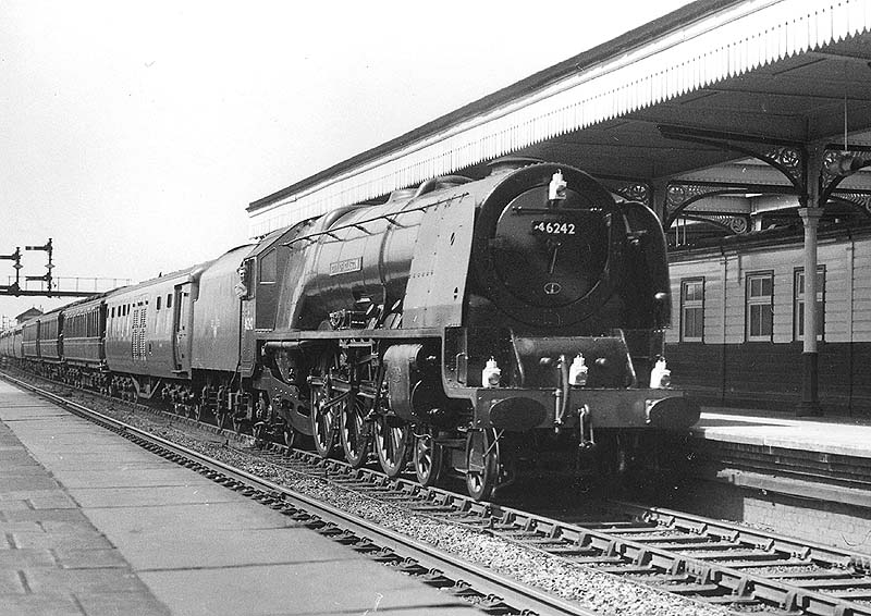 Nuneaton Station: Ex-LMS 4-6-2 Coronation class No 46242 'City of