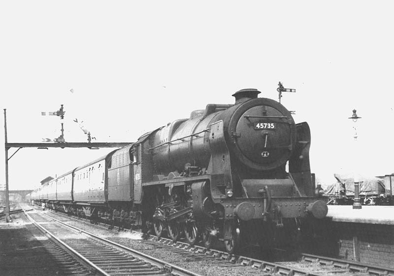 Nuneaton Station: Ex-LMS 4-6-0 rebuilt Jubilee class No 45735 