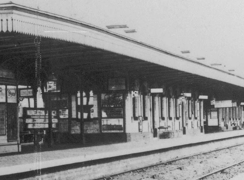 Close up showing the Rugby end of the island platform and the two buildings housing the main up passenger facilities