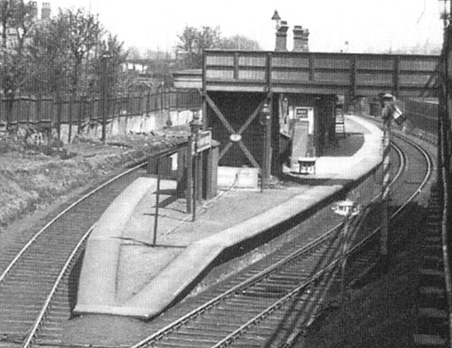 Close up showing the sand drag running the full length of the down platform and the starter signal and the catch points