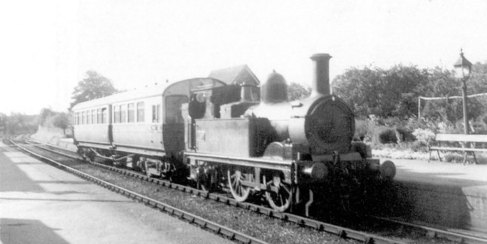 GWR �517� class 0-4-2T No.1157 with auto trailer No.76 waiting to depart from the platform at Alcester for Bearley