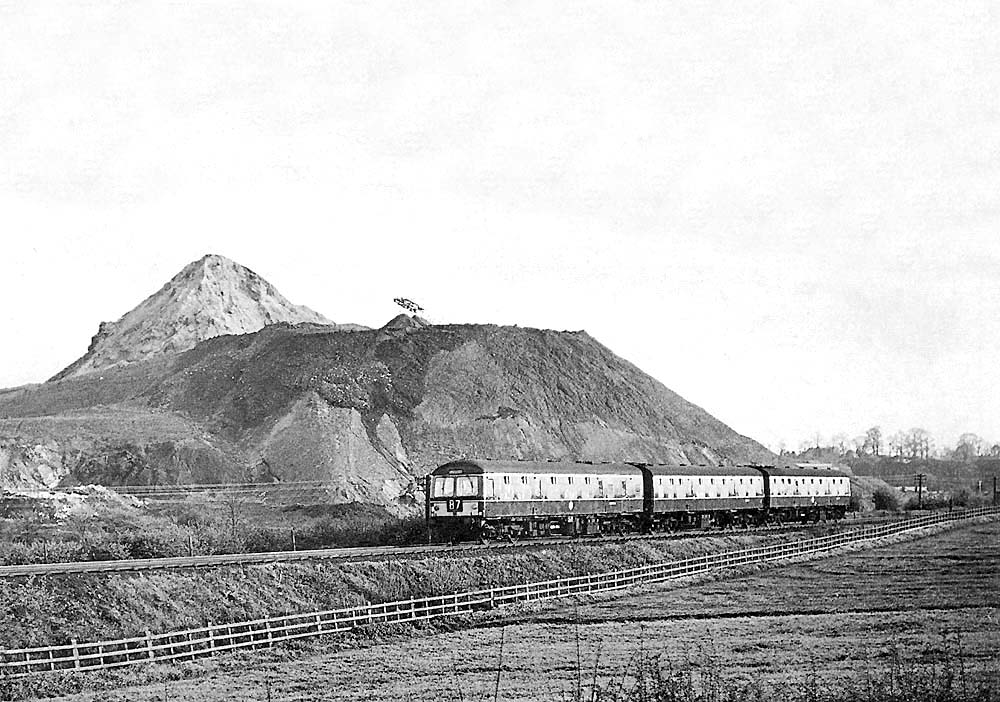 A three-car Craven DMU set approaches Arley Colliery Sidings on an evening Leicester to Birmingham service