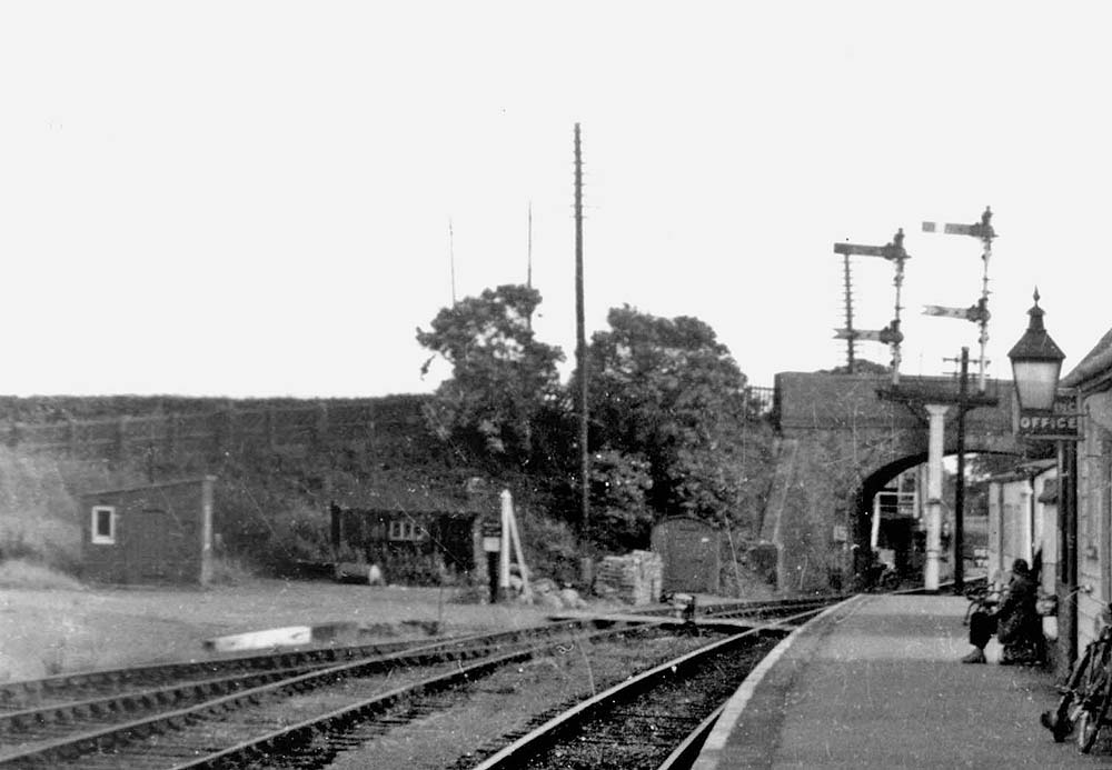 Close up showing the replacement signals located at the southern end of the island platform