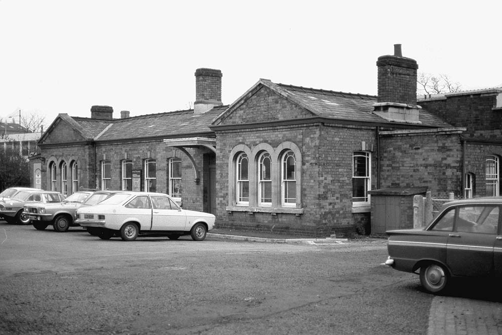 View of the road side elevation of the now closed Evesham Midland Station as seen on 11th August 1976