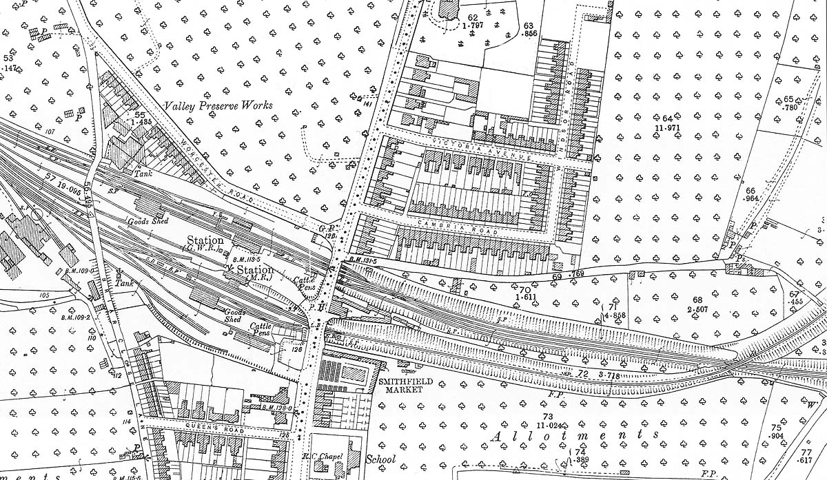 The 1904 Ordnance Survey map showing the two stations and the approaches from Alcester and Oxford