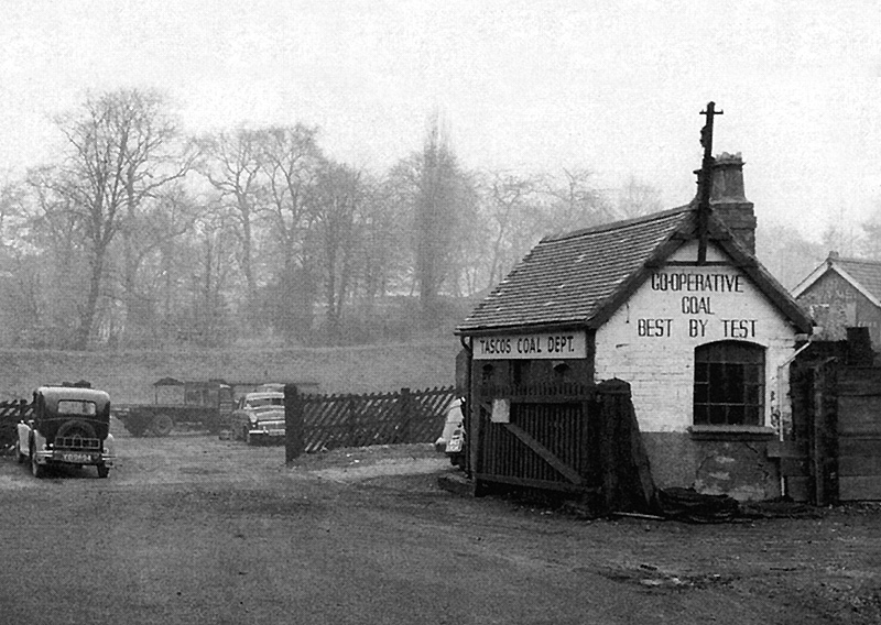 Close up showing the offices of Ten Acres & Stirchley CWS, (Tascos), and the footpath to the High Street behind