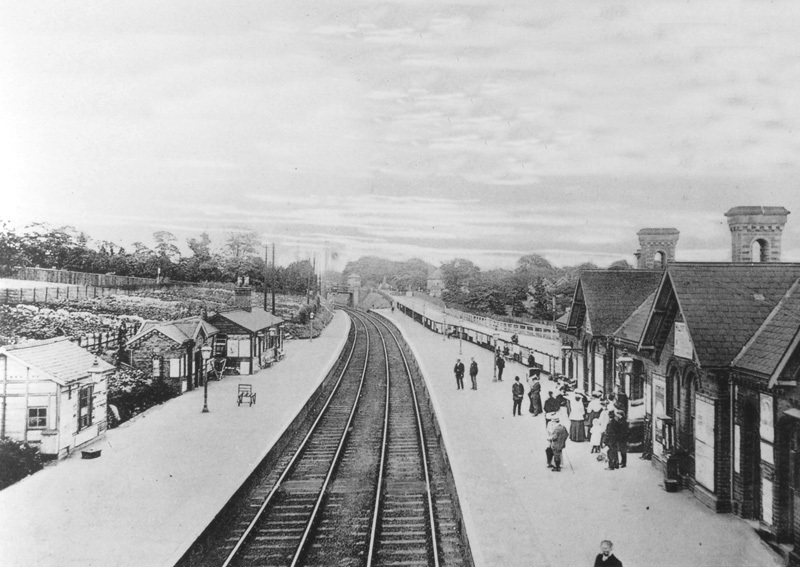 A pre-quadrupling view of the station looking towards Birmingham with Pershore Road bridge in the distance