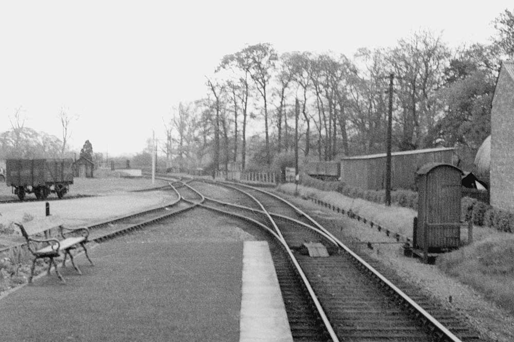 Close up showing the cattle dock in the distance and the turnout used to access Bomford and Evershed's factory