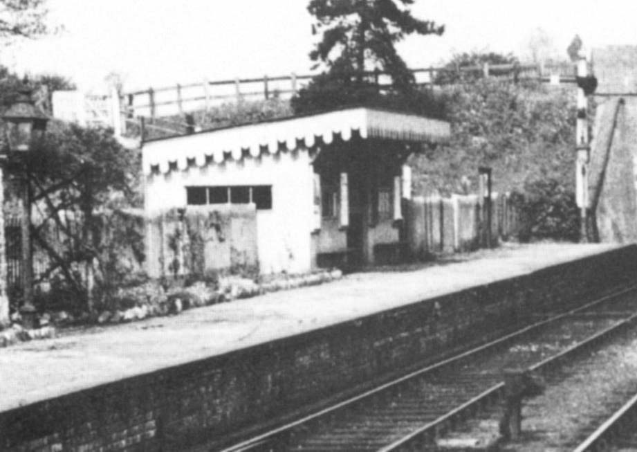 Close up showing the up platform's waiting room and behind, the pathway from Wellesbourne road bridge