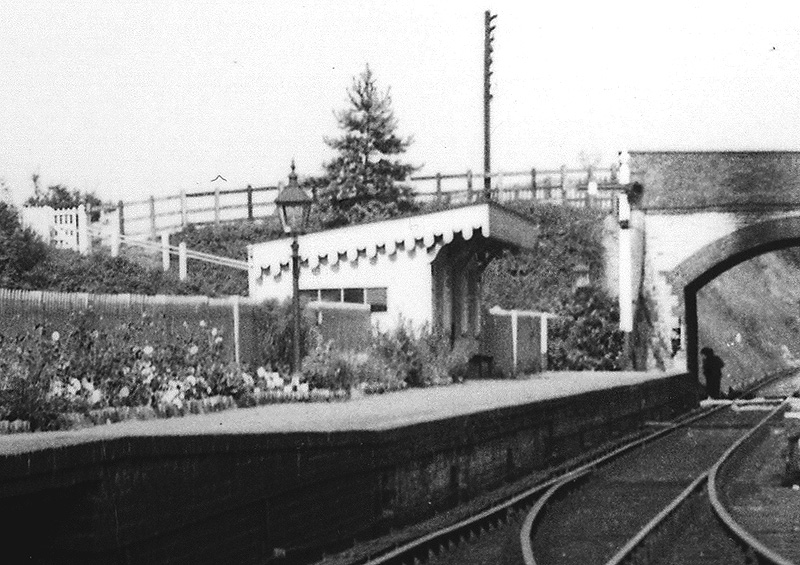 Close up showing the larger replacement passenger waiting room provided by the SMJ on the up platform