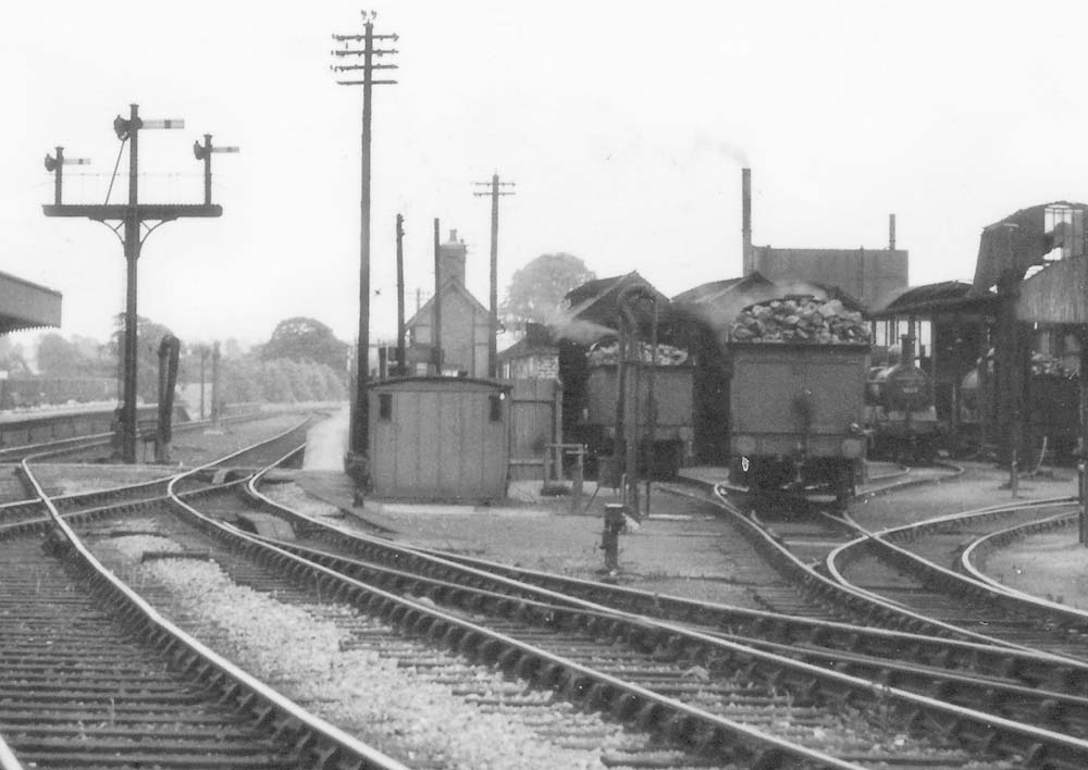 Close up showing locomotives on shed and the proximity of Stratfod on Avon shed to the down line platform