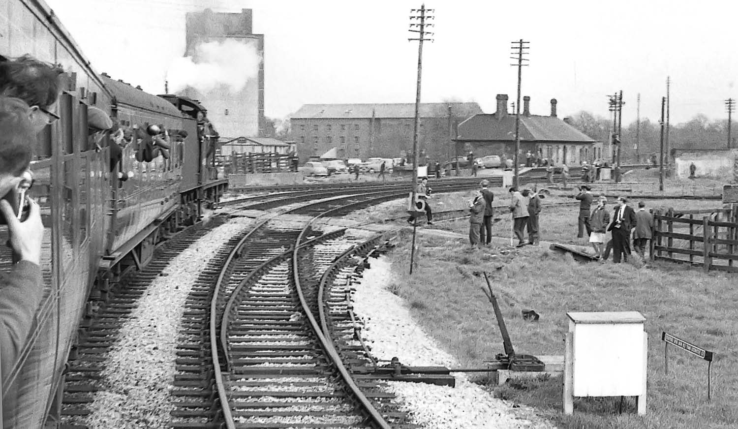 Ex-LMS 4F 0-6-0 No 44188 rounds the curve of the spur off the ex-GWR Honeybourne line as it approaches Stratford Old Town station