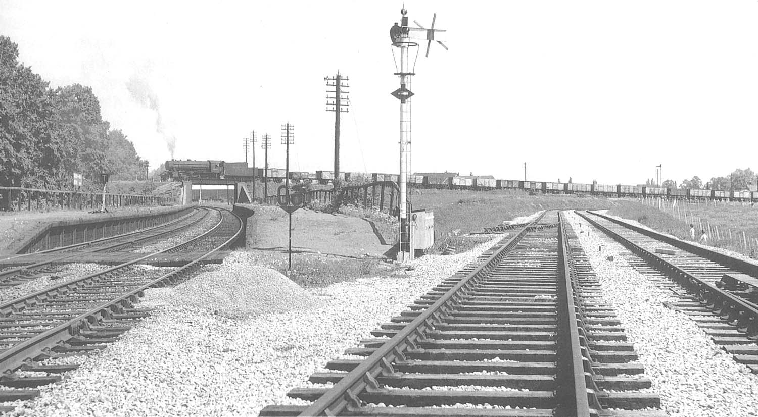 On the right is the newly constructed connecting line to the ex-SMJ station and on the left Stratford on Avon Racecourse Platform