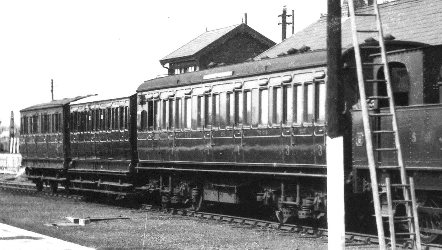 Close up showing the two rear coaches, both of six-wheel construction, and a GCR four-wheel bogie coach