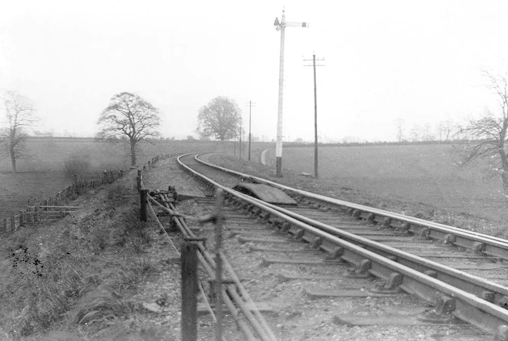 Looking along the single track route in the direction of Fenny Compton at a point just past Mill Bridge