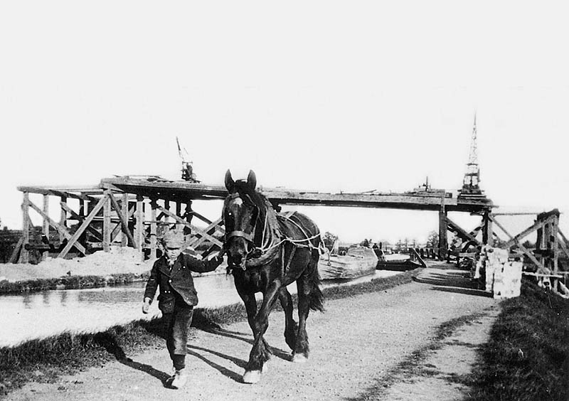 The first temporary timber supports are erected during the construction of the Great Central bridge over the Oxford Canal circa 1894