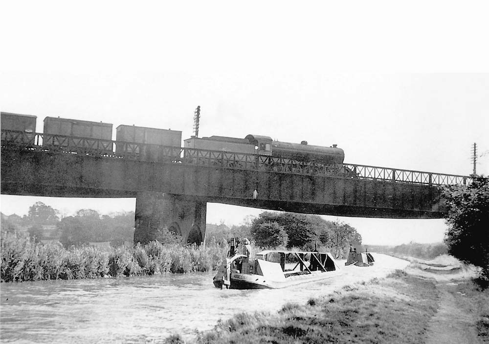 An unidentified ex-LNER 4-6-0 Class B16/1 passes over the Oxford Canal between Clifton and Brownsover on 29th October 1959