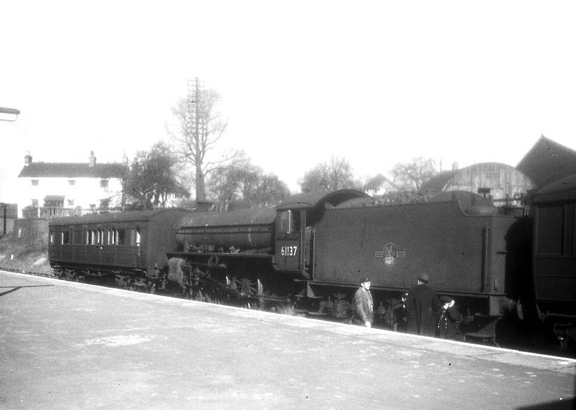 Ex-LNER B1 4-6-0 No 61137 stands at Rugby Central with the breakdown train on Sunday 5th March 1961