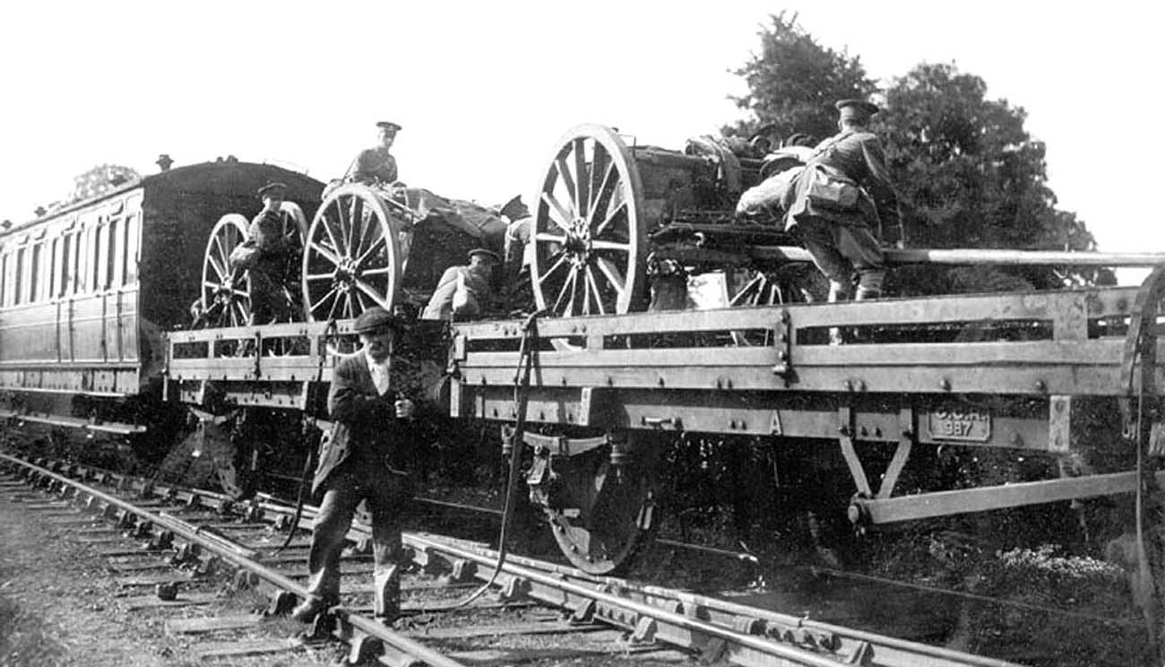 Another view of the Howitzer Battery being loaded by its crew at Rugby Great Central station's goods yard on 11th August 1914