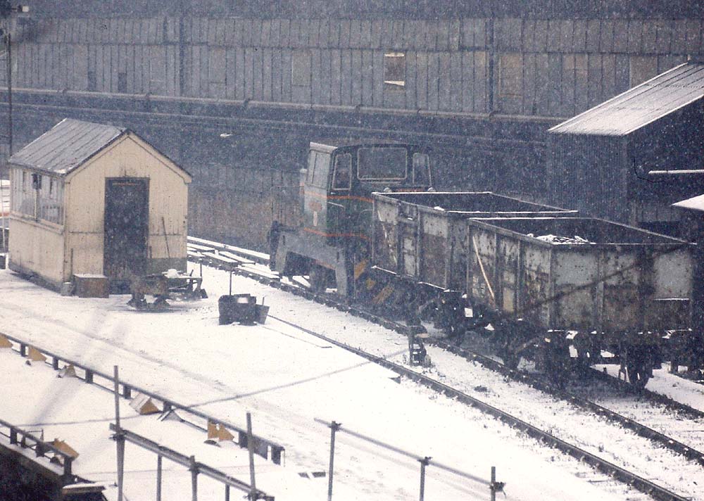Hunslet diesel-hydraulic 0-4-0, Works No 6982, 'Longbridge' trundles two wagons past the loading dock